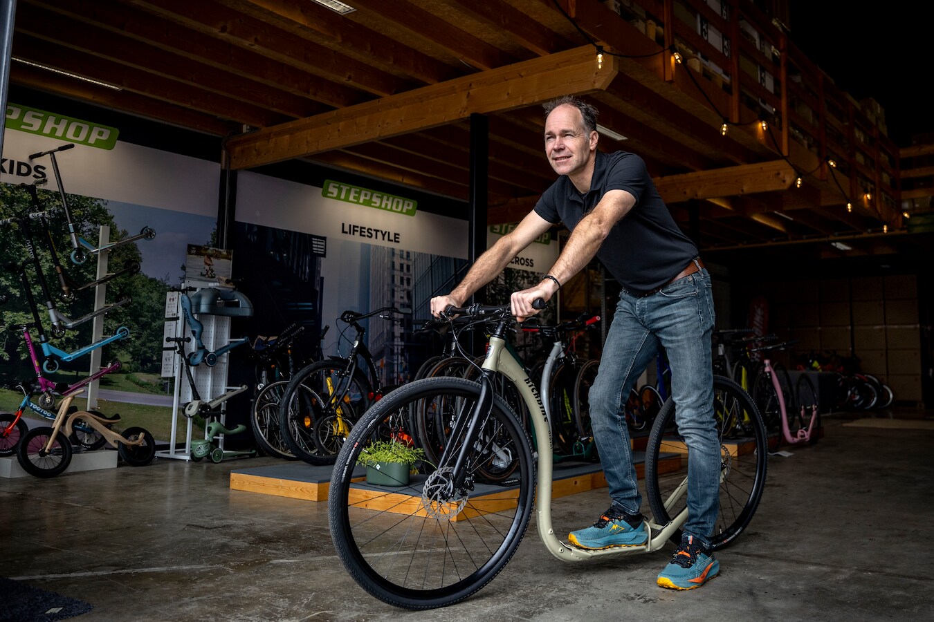 Na zwaar fietsongeluk koos Jeroen bewust voor de step: 'Voelt veel ...