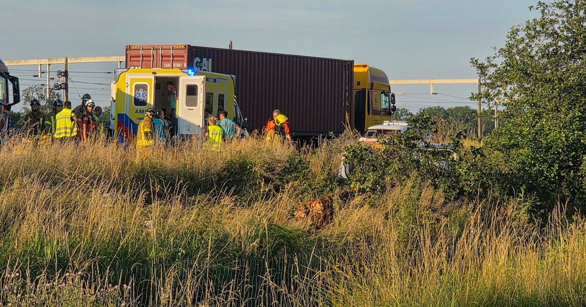 File op A15 bij Gorinchem nadat auto over de kop slaat en in sloot eindigt