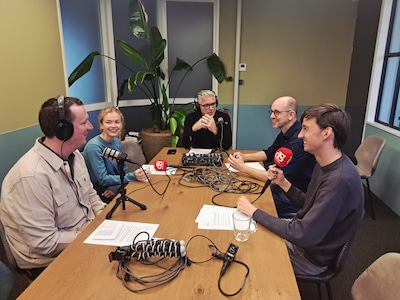 Johannes krijgt sympathiek telefoontje van de politie, vlak voor gespannen situatie