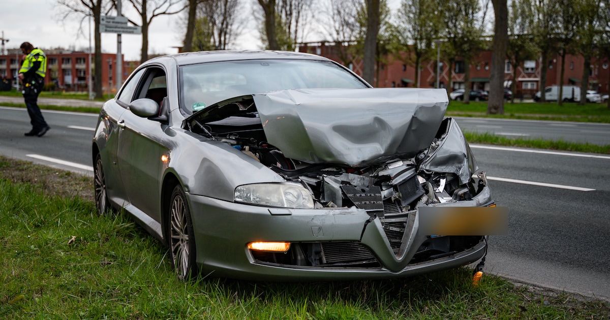 Gewonde na botsing tussen auto's in Hoogvliet Rotterdam