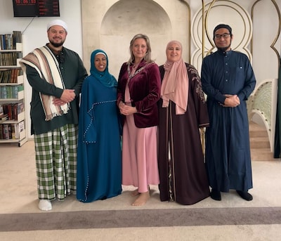 Burgemeester Waalwijk betuigt spijt voor niet-dragen van hoofddoek in moskee: excuses maken veel los