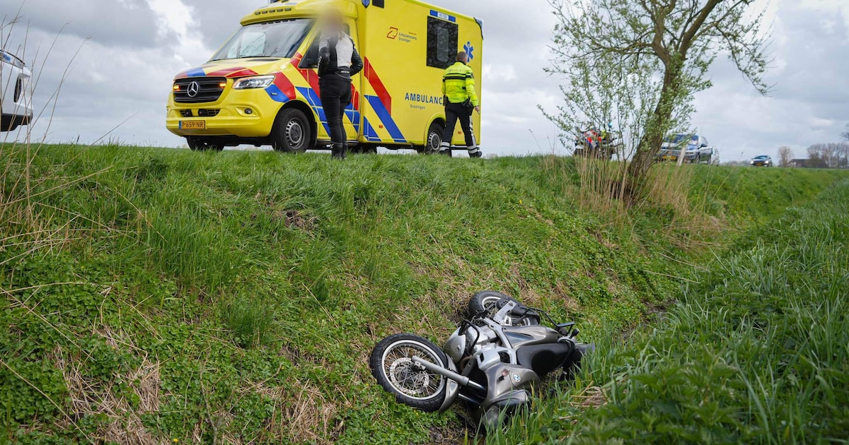 Motorrijder belandt in sloot en raakt gewond op het Klein Garnwerd in Winsum
