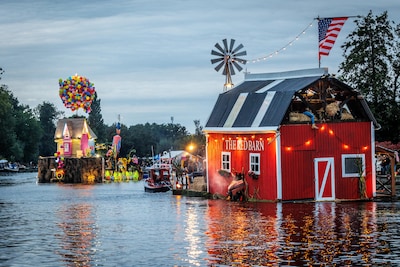 ‘Alblasserwaards carnaval’ op het water van de Giessen tijdens drukbezochte Gondelvaart