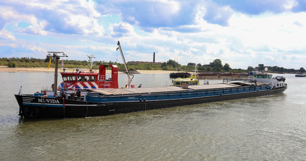 Schip met schroot maakt water onder spoorbrug bij Nijmegen