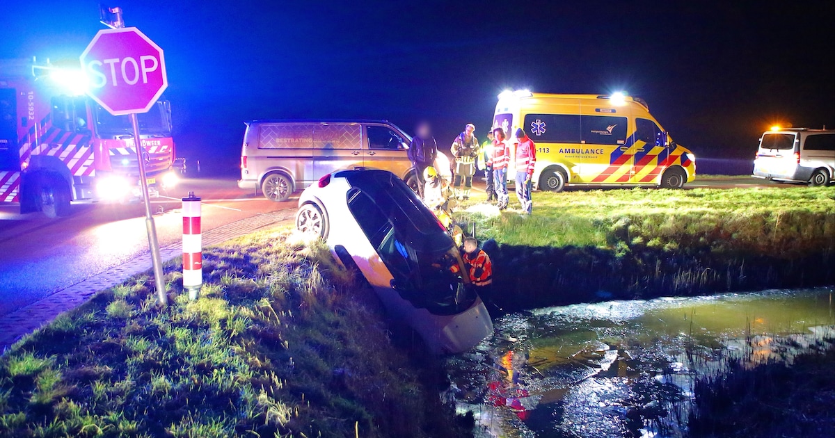 Auto belandt in ijskoude sloot op de Hoofdweg in De Cocksdorp