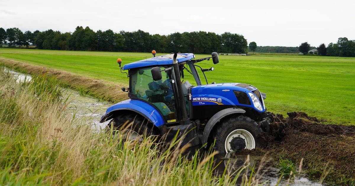 Tractor belandt in sloot, bestuurder gewond naar ziekenhuis