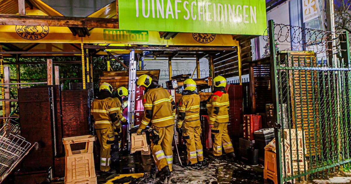 Vuurwerk veroorzaakt brand in de houtopslag bij Intratuin in Boxtel