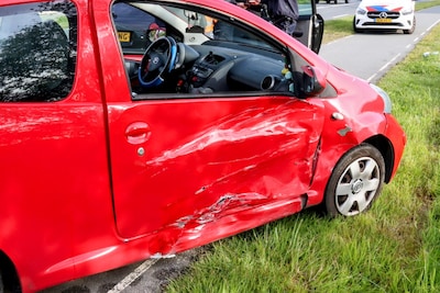 Twee auto’s botsen op kruising in Dreumel