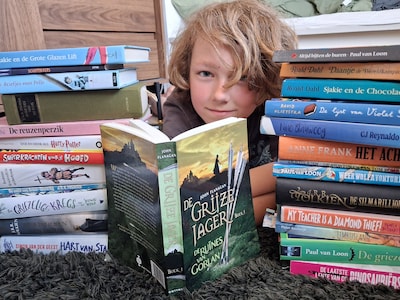 Tijn (11) uit Almelo leest dolgraag en grijpt zo een bijzonder baantje
