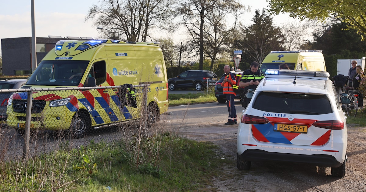 Fietsster zwaargewond bij aanrijding met busje in Naaldwijk
