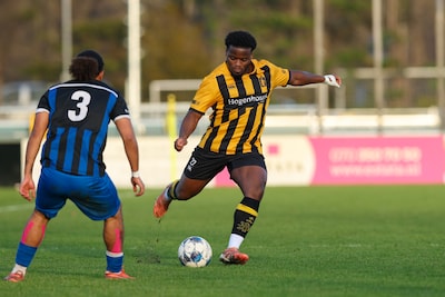 Oersterke verdediger Kevin Badmus (22) steelt de show bij HVV: ‘Ik droom nog steeds van het profvoet