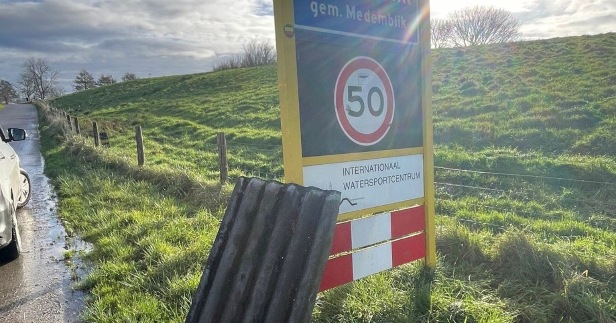 Golfplaten met asbest gedumpt in Medemblik, politie zoekt getuigen