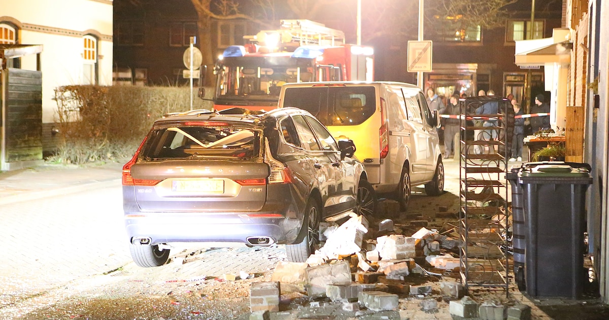 Gevel van woning stort naar beneden in Den Burg: geparkeerde auto raakt fors beschadigd