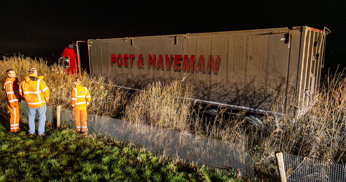 Vrachtwagen raakt van A6 bij Doniaga en komt bijna in Tjeukemeer terecht