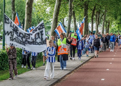 Er klinkt ‘Nee tegen AZC’, maar deze IJFC-pupillen willen vooral gewoon hun voetbalveld niet kwijt