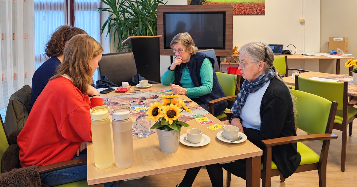 Oud en jong ontmoeten elkaar: Zwolse studenten helpen bewoners van Hart van Thornspic