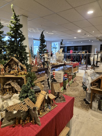 Nieuwe kringloopwinkel is helemaal klaar, mét kerstshow, maar mag misschien pas na nieuwjaar open