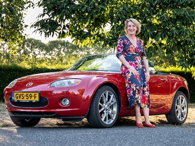 Bij Nicole moet alles rood zijn: van haar lippenstift tot schoenen en dus ook haar rode ‘racebakkie’ met pit