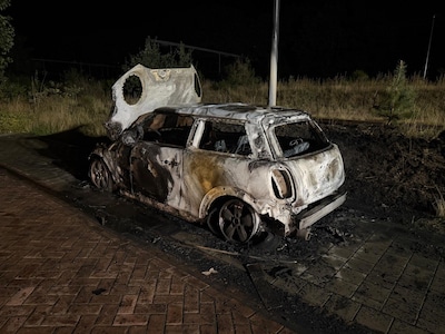 Geparkeerde auto uitgebrand in Ede, tweede auto beschadigd