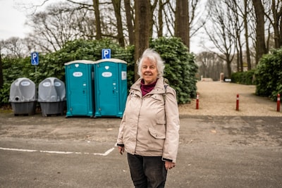 Als Kitty (66) naar de begraafplaats gaat, moet ze langs dixi’s op de parkeerplekken voor invaliden: