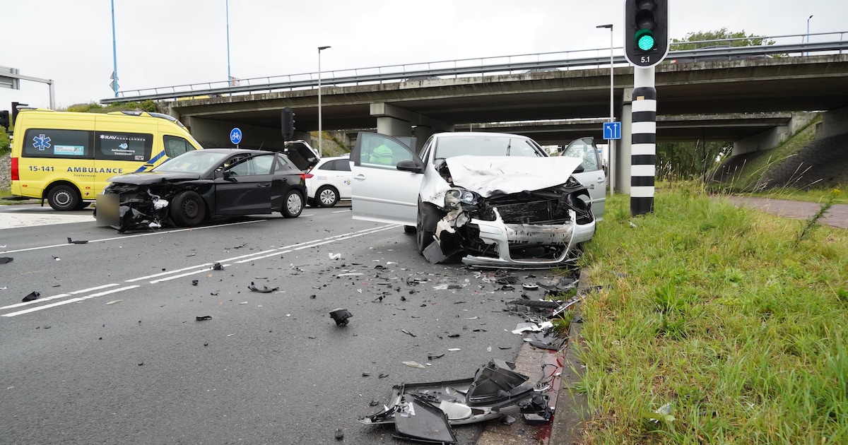 Auto's zwaar beschadigd na botsing aan Edisonstraat in Zoetermeer