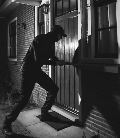 Inbreker probeert slag te slaan bij meerdere huizen in Den Bosch: buurtbewoner betrapt hem