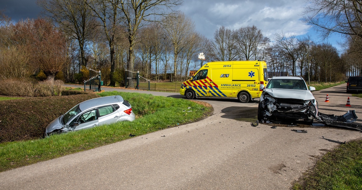 Auto belandt in sloot na flinke botsing in Oud Gastel