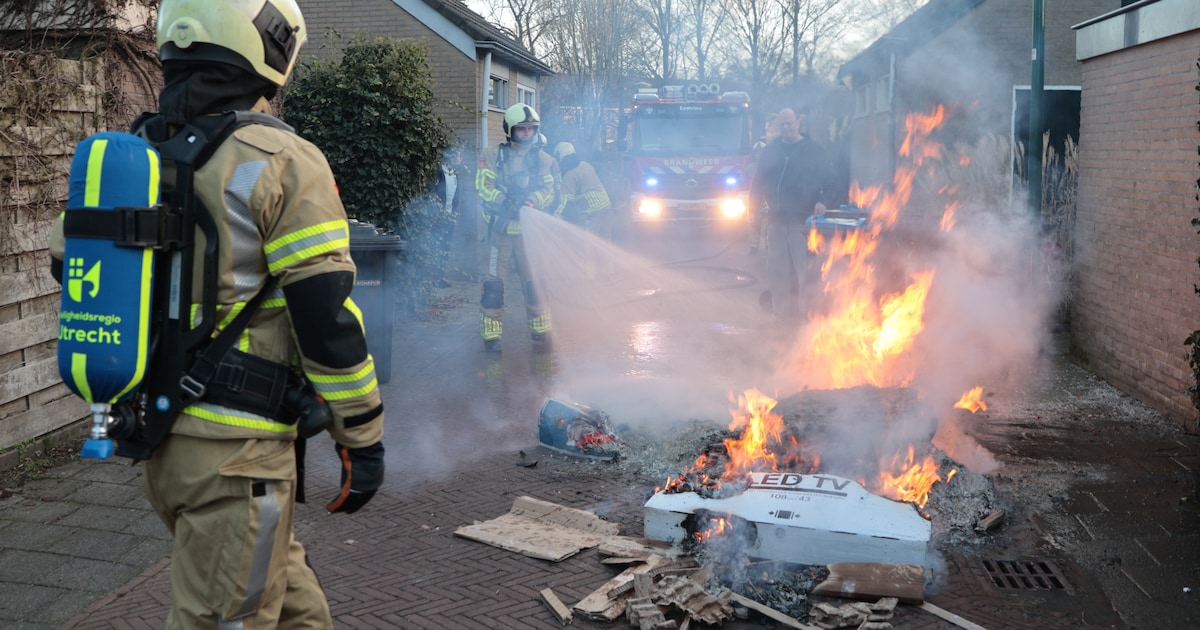 Papiercontainer aan Ruiterskamp in Eemnes gaat in vlammen op