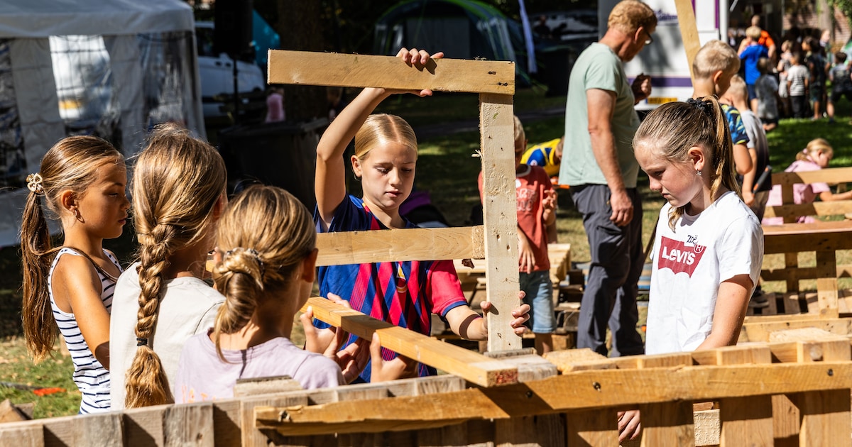 Deze vrouw geniet van blije kinderen en houdt al 40 jaar het houtdorp in Olst overeind