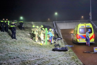 Auto met vier inzittenden raakt van de weg en komt onderaan talud op zijkant terecht