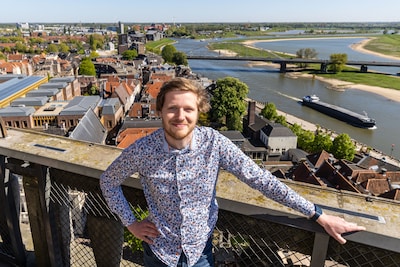Torenwachter Tom (30) heeft ‘hoogste baantje’ van Deventer en zoekt vrijwilligers