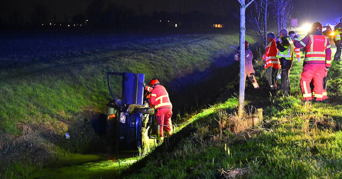 Auto in de sloot na ongeval op N360 bij Garrelsweer