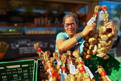 De gerookte knoflookstrengen van Cindy zijn weer terug op de markt