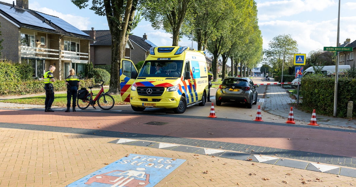Fietser hard gevallen na aanrijding in Ommen