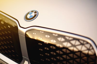 Guido (50) rijdt met BMW naar werk en huis van ex, daar rijdt hij haar omver