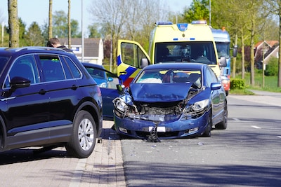 Auto botst hard achterop auto in de Zonnenbergstraat in Twello
