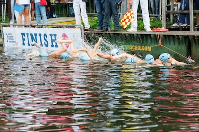 Jelle Roks wint 1500 meter openwaterzwemmen in Veenendaal
