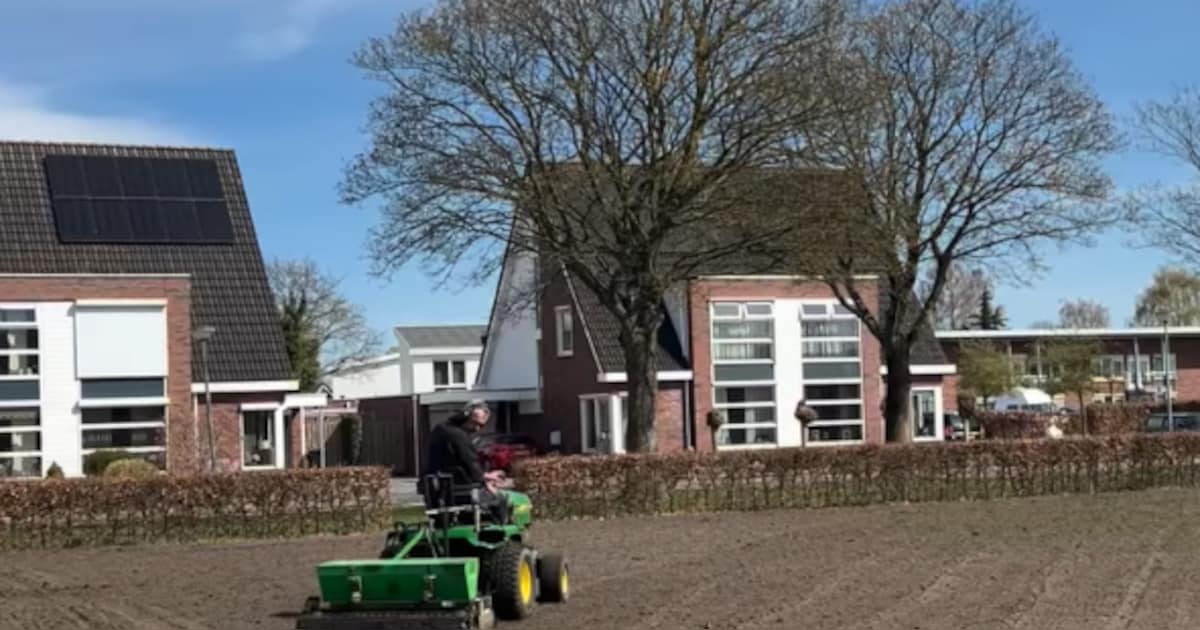 Werkzaamheden gestart: voetbalveld in Pekela afgesloten tot gras is hersteld