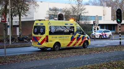 Fietser naar ziekenhuis na botsing met scooter op kruising in Oss