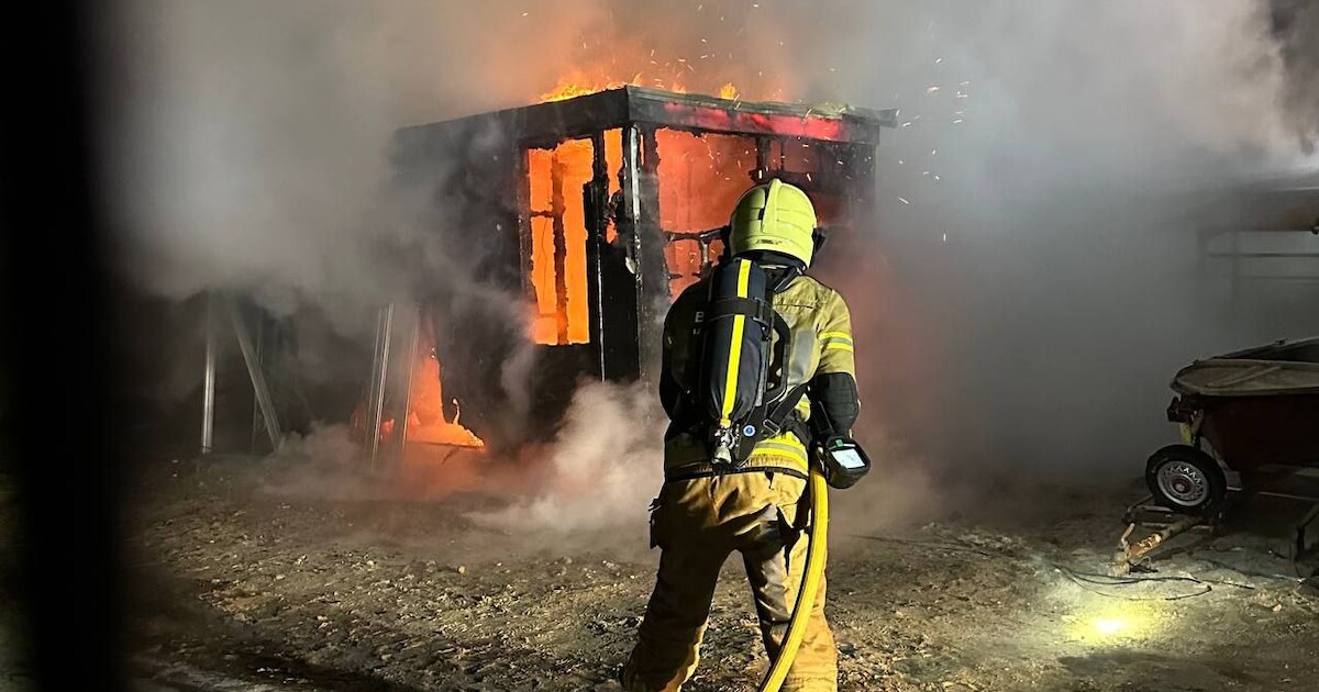 Bouwkeet vliegt in brand in Beerzerveld: snel ingrijpen voorkomt erger