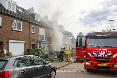 Veel rook bij felle brand in rijtjeswoning Apeldoorn: bewoner vlucht via zolderraam naar het dak