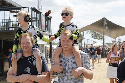 LIVE Zwarte Cross 2026 | Ook in de rij als je geld terug wil • Mega badeend crowdsurft over het publ