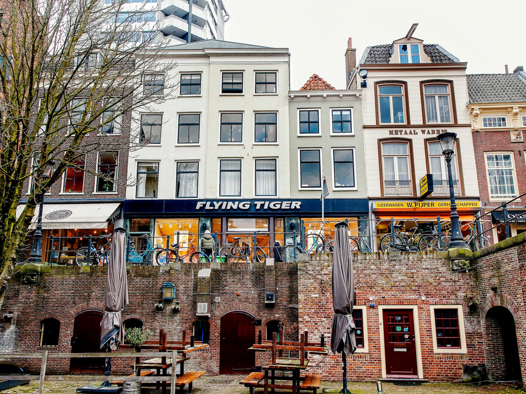 Oudegracht 118 (winkel en werfkelder) is opgekocht door een belegger voor 4,4 miljoen euro. Een pand wat qua prijs niet binnen de maatregel valt.