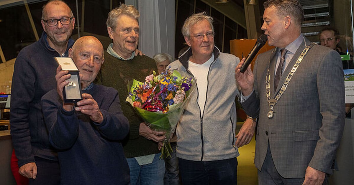 Stichting De Hooge Weide krijgt waarderingsspeld op drukke nieuwjaarsreceptie Bakkum