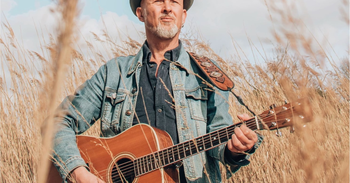 Eric Devries speelt Americana, blues en bluegrass in De Weeffabriek in Geldrop