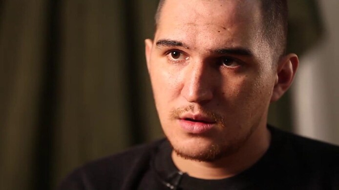 Yago R. in gesprek met een journalist van de BBC.