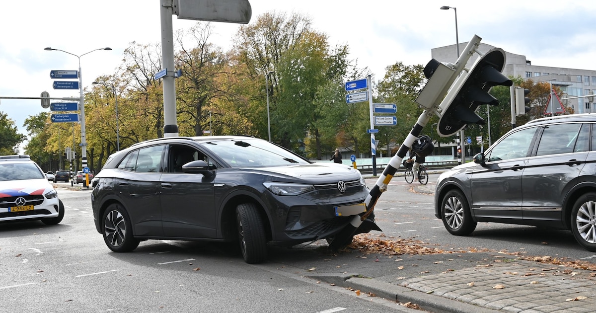 Bestuurster botst met auto tegen verkeerslicht in Breda