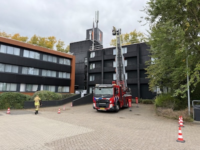 Werkzaamheden veroorzaken brand op dak van hotel aan de Deventerweg in Deventer