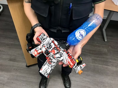 Politie waarschuwt jeugd in Eemnes die met gelblasters op rijdende auto’s schiet: ‘Besef dat dán de 