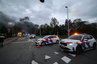 Grote brand bij autosloperij in Zoetermeer, politie moet omstanders in bedwang houden